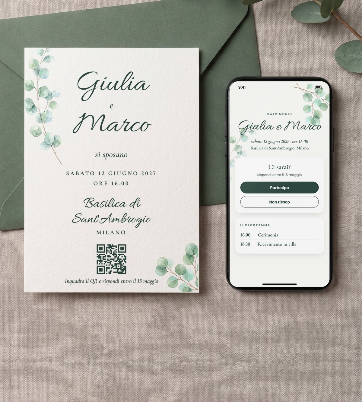 Una partecipazione di nozze stampata, con il QR in fondo, e accanto il telefono con lo stesso invito aperto.