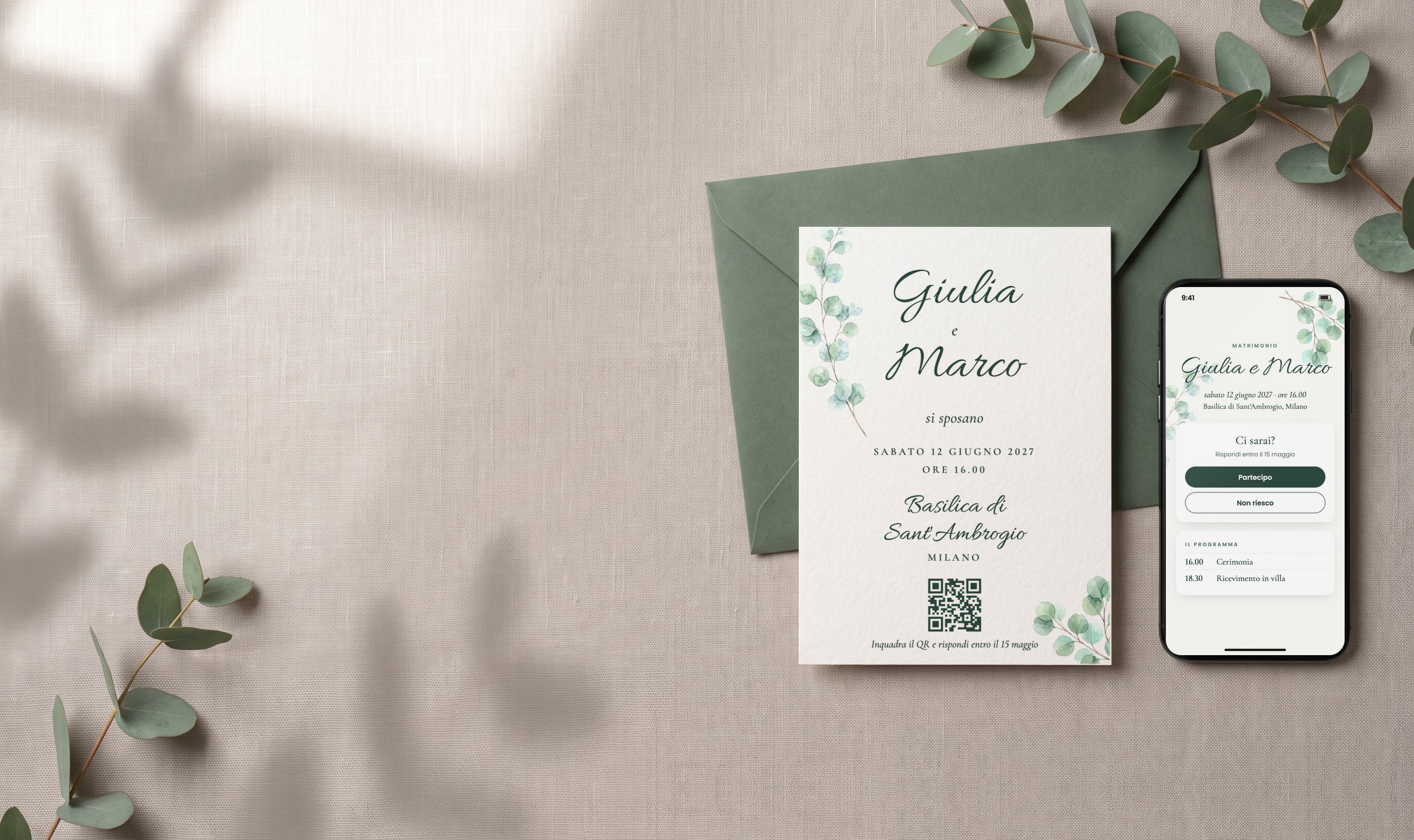Una partecipazione di nozze stampata, con il QR in fondo, e accanto il telefono con lo stesso invito aperto.